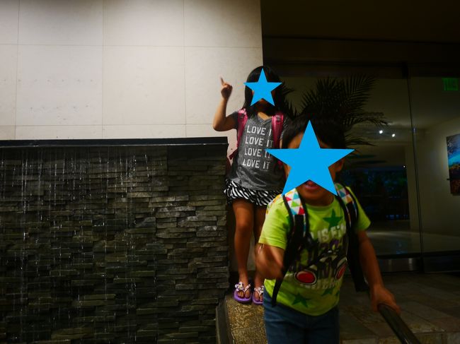 コートヤード　バイ　マリオットホテル前<br /><br />ピンクトロリーを待っているんですが、全然来ない・・・<br /><br /><br />３０分くらい待ちました<br /><br /><br />子供達は噴水で遊んで楽しそう