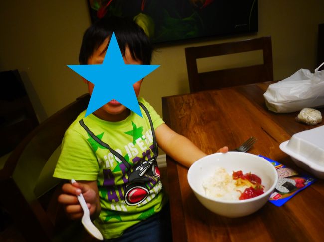 子供達にはスタンダードなしょうゆオニオンを単品で買って、部屋で炊いたご飯にのせてマグロ丼にしました