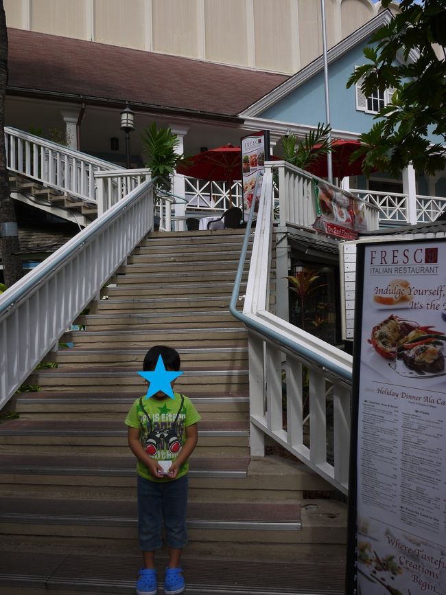 この階段を上ります<br /><br />フレスコを通り、右奥に