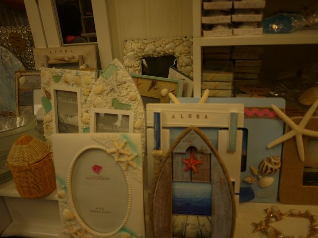 こういうフォトフレーム　記念にいいですよね<br /><br />もちろんハワイの写真を飾るのに<br /><br />しかし、いつも迷っている間に買い忘れる・・・