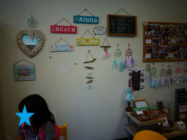 壁に飾ってあるのがこの教室で作れる作品です<br /><br />中央に椅子とテーブルがあり、私達が作るものがすでに準備されていました