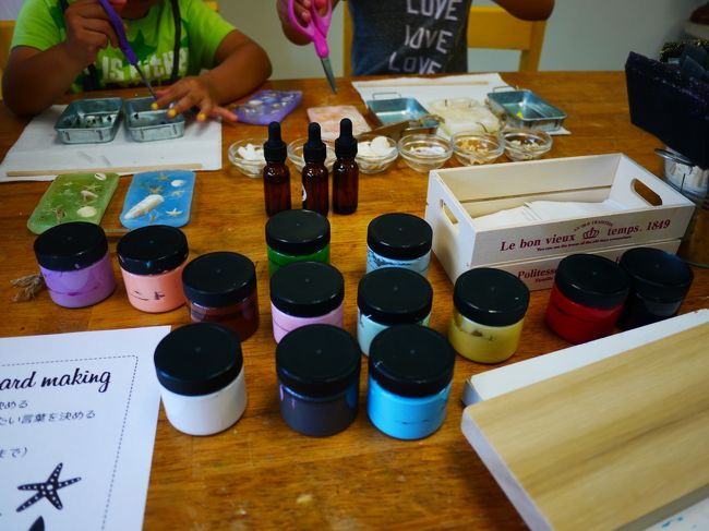 色で迷いました<br /><br />文字は決めていたのでサンプルを見ながら字体を決めました