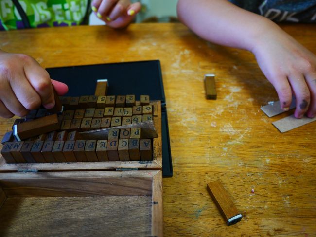 アロマバーの方も冷えて固まったのでタグを付けます<br /><br />アルファベットのスタンプを使って好きな文字をペタペタ