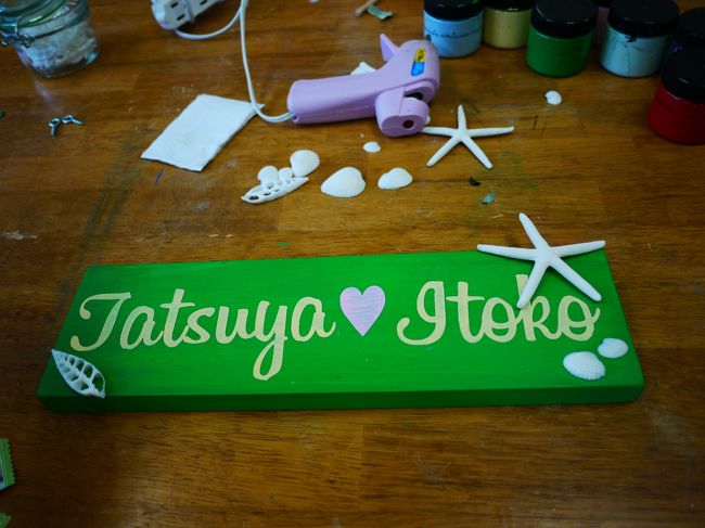 貝殻などをグルーガンで付けて、完成