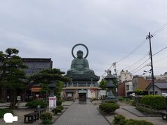 高岡で立ち寄った場所の一つ、高岡大仏。
奈良・鎌倉と並ぶ日本三大仏の一つとして数えられ、現在のものは1907年より26年の歳月をかけて完成させた。
始まりは１２２１年に源義勝によって二上山のふもとに建立した木造大仏だとのこと。

このあと、高岡城跡も訪れたが特にこれといった写真を残していないので省略する。