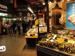 まずは近江町市場を訪れた。
金沢駅から約１ｋｍのところに立地。
生鮮食品を中心とした市場で飲食店も数多くある。

ここの海鮮丼が食べたかった、、、まだ本調子ではないのでまたの機会とする。