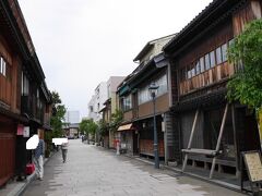 さて、ここからは金沢の茶屋街めぐりをする。
金沢には３つの茶屋街がある。
まずはにし茶屋街。
１８２０年、加賀藩12代藩主前田斉広の公許を得たことにより「ひがし茶屋街」と共に誕生。
にし茶屋街では、今でも料亭が軒を並べる。