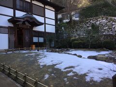 雪が残る太閤の湯殿館のお庭
湯殿館は有料なのでお庭だけ・・