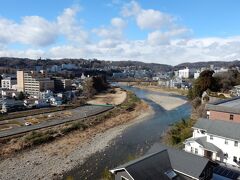 駅前のヤマダ電機で、頼まれていた卓上スタンドを購入し新居へ。

おっとー、眺めがいいじゃないですか。広瀬川が見えます。