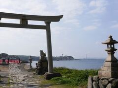 橋を渡ると大湊神社の鳥居をくぐる。

