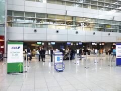 2006年5月05日以来、久々のFlughafen Duesseldorfデュッセルドルフ国際空港である。

かつて大火災がおきた空港だが、もうそんな様子は少しもない進化した空港になっている。

ANAカウンターに17：10に到着し、直ちにチェックイン・通関・出国をする。

写真はデュッセルドルフ空港：ANAカウンター