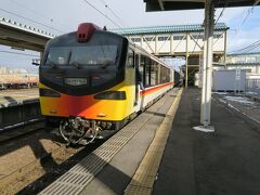 途中東能代駅でしばし停車。
先頭車両付近に喫煙所あり。