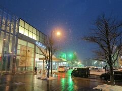 べちゃ雪が降りしきる新庄駅

札幌と比べるとかなり暖かい。気温がプラスなのでコートなしでも大丈夫！