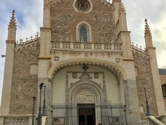 サンヘロニモエルレアル教会
プラド美術館の前にある教会です。
火曜日でしたが人がいます。