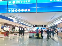 ドバイ国際空港に到着。ドバイでの乗り継ぎ時間は6時間以上ある。以前はドバイコネクトで、四時間以上のトランジット時間があればミールクーポンを配布されていたが、2017年1月時点、ミールクーポンサービスは廃止されてしまっていた。