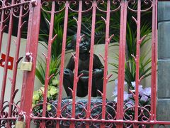 近かったし小便小僧の前に小便少女に会いに来ました。

なんか牢屋に閉じ込められてるみたい。