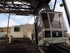 ロープウェイは、冬だというのに思ったよりも混んでいた。
山頂駅までは、約３分の空中散歩だ。