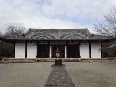 本堂。シンメトリー。
もともと新薬師寺は今の敷地の8倍はある大寺院だったそうですが、自然災害や戦でどんどん建物が失われてしまったようです。

本堂の中には、本尊・薬師如来さんと日光菩薩さん月光菩薩さん、そしてお三方を守る十二神将がいらっしゃいます。
十二神将は、ひとりひとりが7,000人の部下を率いているそうです。
すげーリーダーシップだがや。

十二支の守護神としても信仰されていて、各大将のもとには干支名と絵馬がつけられる枠組みがありました。
十二体とも個性的な姿をされているので、自分の干支の大将が好みのビジュアルだと嬉しいですね。