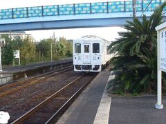 乗車する列車は特急海幸山幸号。
観光特急列車だ。