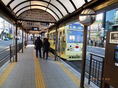 岡山駅を経由して路面電車で岡山城最寄駅の城下で下車。