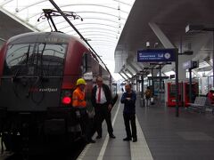 ザルツブルク中央駅から電車に乗ってウィーンへ
ウィーンって向かいますっ！