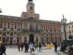 Puerta del Sol デルソル広場
このまま進むと王宮に至ります。

今来た道のサンジェロニモス通りとアルカラ通り、北からオルタレサ通り、西へマヨール通りが交差する広場で賑やかです。地下鉄だとソル(SOL)駅です。