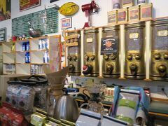 食事のあとはカフルイの町に、マウイコーヒーロースター
マウイ産のオリジナルコーヒーを売ってます。