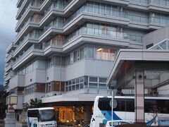 午後４時過ぎに、今日お世話になる大江戸温泉物語「ホテルニュー岡部さん」に到着。
バスが２台止まってるが、今日は混んでるかな？
半月前で予約画面では満室状況でしたが、やはり人気が有るのかな？