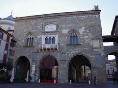 1183年に建てられた旧市庁舎（ Palazzo della Ragione ）、ラッジョーネ館と呼ばれます。
サンタ・マリア・マッジョーレ教会の真ん前にあり、下部のアーチを抜けて、ヴェッキア広場に至ります。
