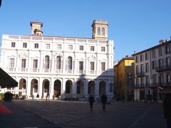 ヴェッキア広場（Piazza Vecchia）です。写真だけでは絶対に伝えられないのが、この広場に流れるオペラ音楽です。
広場の空間を埋め尽くすオペラの朗々とした歌声。生で感じた「イタリア」でした。
