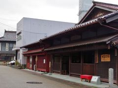 材木商を営んでいた旧岸名家を見学（入場料100円）。庭には水琴窟があります。