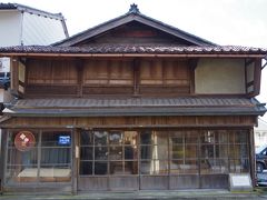 天気が良くなってきたので、湊町の街並み散策を続けます。この場所は幕末に越前大野藩が財政の窮乏を救うため営んだ産物会所があった場所。
