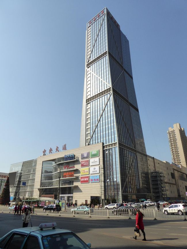 11:27　西安路×民権街<br />かなり高い建物ですね。映画館も入っているようですが、大連にここまで高い建物必要なんでしょうか。。。