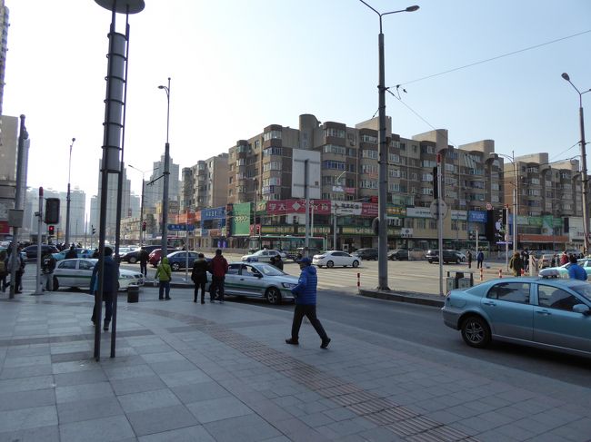 11:36 西安路×黄河路・錦輝商城<br />大きな通りまで出てきましたが、この先は小さい商店が続くようです。