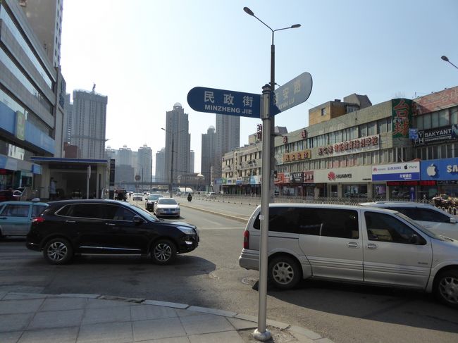 11:38 西安路×民政街<br />この辺り電気屋さんが多いですね。地下鉄の西安路駅が見えますが、ここが1号線と2号線の乗り換え駅になっている理由も、この賑わいからわかる気がします。