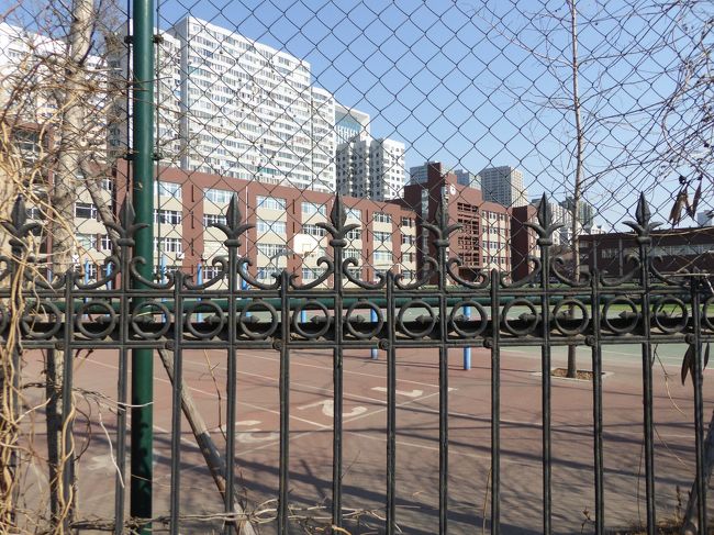 11:39 西安路×五一路・大連市第48中学<br />五一路は職場に行く途中でよく通りますが、高架なので、何があるかは知りませんでしたが、中学校があったんですね。大連の街中ですが人工芝の大きなグラウンドでいいですね。