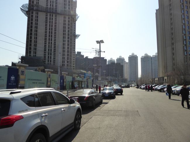 11:43 解放広場<br />路面電車の線路を辿っていきます。この先、高層マンション街が見えてきました。