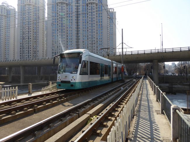 11:48<br />地図上、橋はないですが、線路沿いに河を渡れます。線路内にも容易に立ち入れますが、路面電車といえども、線路内にはちゃんと立ち入らなかったですよ。