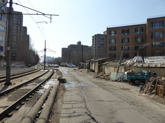 11:52<br />まだ線路脇の道を歩いていますが、この辺りには見かけないような、結構古い家が見えます。暖房で炊いているのか煙があがっているのが見えます。百度地図で見ると、看板で住居を隠している感じですが、この時は無くなってますね。