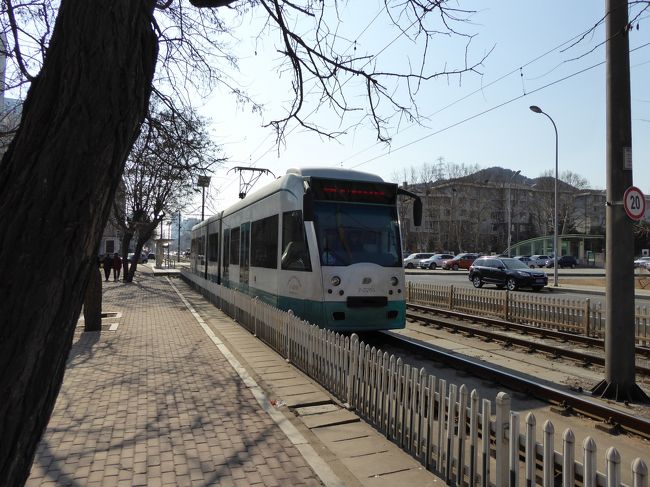 11:56 西安路×富静街・功成街停留所<br />広々とした住宅街が続きます。地下鉄の富国街の駅も見えます。