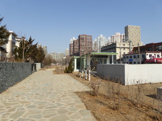 11:59 富国街駅<br />住宅街の駅という感じです。左側は星海人家という塀で囲まれた4階建ての閑静なアパートが連なっています。