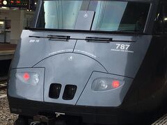 しかも今回は福岡空港から佐世保に向かいます。この電車はなんかダースベイダーみたい！！