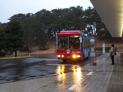 時刻表より少し遅れて海遊号が到着しました。
雨＆風＆寒さで、ギリギリまで建物の中で待っていました(^_^;)