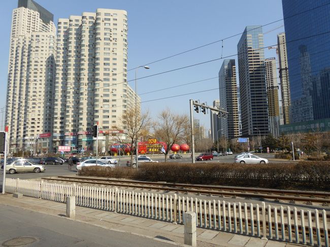 13:11 和平広場<br />線路側から見る和平広場ですが、春節もほぼ終わりですが、まだ飾りがありますね。