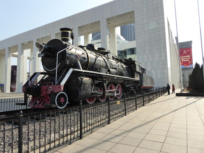 13:19 大連博物館<br />会展中心の停留所からも見える、この古い機関車が目印の大連博物館です。いつもタクシーに乗って見かけていて、大きい感じがしていましたが、日本の機関車と同じぐらいの大きさでしょうか。