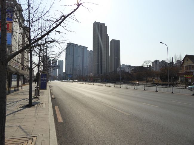 13:23<br />今回は博物館には寄らず再び歩きます。前方には星海広場の停留所が見えています。それにしても中山路は片側4車線の大きい道路ですよね。