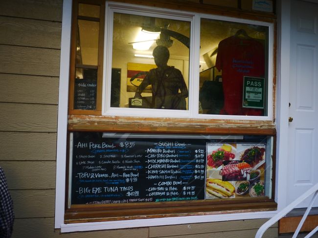 最近ワイキキにもできたマグロブラザーズ<br /><br />気になっていたけどダウンタウンまで行くのは遠いなぁと思っていたので嬉しい<br /><br />１７時だったか１７時半から開店です<br /><br />持ち帰りのみ<br /><br /><br />開店少し前に着いたら３人ほど並んでいました