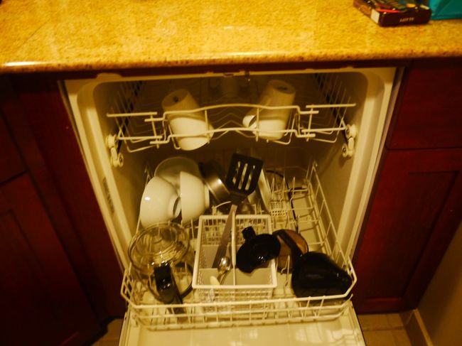 いつも滞在４日目にお掃除が入ります<br /><br />タイムシェアなので毎日は入りません<br /><br />１週間に１回で大体４日目ですね<br /><br /><br />初めて食洗器で食器類が洗われていました<br /><br />日本のよりもビッグサイズなので、鍋もプライパンも何でも入ります<br /><br />うちのもこのくらい大きかったらもっと使うんですけどね・・・