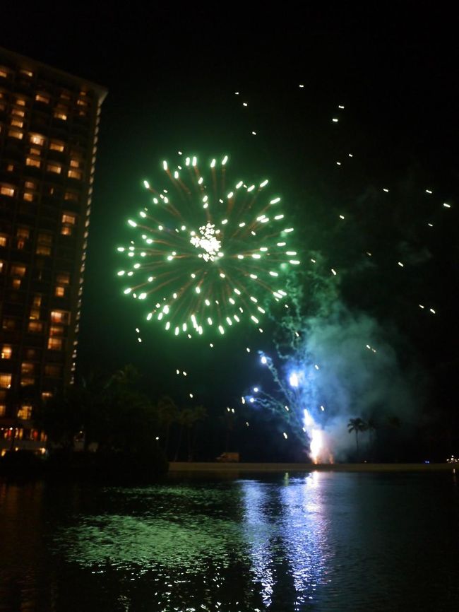 そうそう、金曜日なので花火です！<br /><br />部屋からでは見えないと思ってラグーンまで来ました
