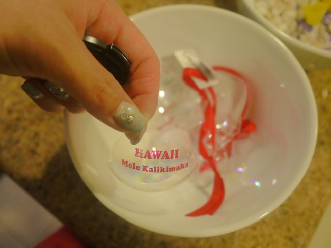 このプラスチック玉ー！！<br /><br />かわいかったのに(;_;)<br /><br />もったいないので分けて中身だけをペットボトルに入れて日本に持って帰りました<br /><br />・・・でも普通に持ち歩くだけで壊れるって欠陥品なんじゃないか？と<br /><br />こんなに壊れやすいならプチプチにでも包んでもらいたかったー<br /><br /><br /><br />ここで４日目が終わりです<br /><br />明日はパパが先に帰国するのでこれから荷造りです<br /><br />ここであれ？？そういえば、ゲーム機が１台見当たらない・・・<br /><br />いつから見てないんだっけ・・・？<br /><br />記憶をたどってみるも思い出せない( ;∀;)でもどっかにあるよね！？と部屋中を大捜索<br /><br />・・・・・・ない・・・・・・・ない・・・・・・・なーい！！！<br /><br />パパ　「そもそもハワイに持ってきたっけ？」<br /><br />私　　「国内線の機内で長男がゲームしてたよ！」<br /><br />パパ　「飛行機の中に忘れたんじゃ・・・」<br /><br />私　　「成田空港でも遊んでたよね？空港内ってこともありえるかも・・」<br /><br />　　　「とりあえず連絡取れるところに連絡してみるわ」<br /><br />一体いつからゲーム機がなかったのかが全然　思い出せない(^▽^;)<br /><br />成田空港・デルタ航空・初日に利用したラウンジに問い合わせました<br /><br />まあ誰かに拾われてればどこかには届くだろうと軽く考えていたのですが、これが凄ーく気を揉むことになりました<br /><br />詳細は次回の旅行記にアップしますね<br /><br />明日はパパ帰国後、念願のセリさんにお会いすることができましたよ編です<br /><br />ここまで読んで下さった方々、以前の旅行記にいいね！下さった方々、どうもありがとうございます<br /><br />mahalo(*´ω｀*)